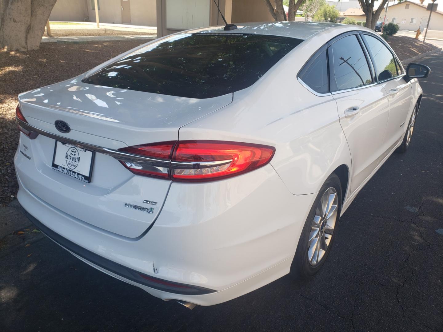 2017 WHITE /black Ford Fusion Hybrid SE hybrid (3FA6P0LUXHR) with an 2.4L L4 DOHC 16V engine, 6-Speed Automatic transmission, located at 323 E Dunlap Ave., Phoenix, AZ, 85020, (602) 331-9000, 33.567677, -112.069000 - 2017 Ford Fusion Hybrid SE,......EXCELLENT condition, A Real Must See!!.... No accidents, Power everything, Stereo/cd player, Phone sync, Bluetooth, Satellite compatible, Ice cold ac, Clean Black interior with Black cloth seats in near perfect condition, power windows, power door locks, Gorgeous tin - Photo#3